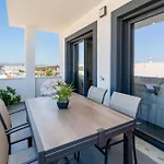 Modern 2 Bdr Flat With Pool By Lovelystay شقة