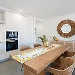Modern 2 Bdr Flat With Pool By Lovelystay شقة *