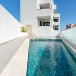 Modern 2 Bdr Flat With Pool By Lovelystay * فيريغودو