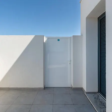 Modern 2 Bdr Flat With Jacuzzi & Pool By Lovelystay Appartamento