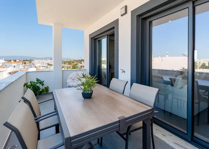 Modern 2 Bdr Flat With Pool By Lovelystay 아파트