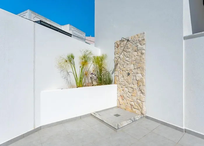 Modern 2 Bdr Flat With Pool By Lovelystay 페하구도