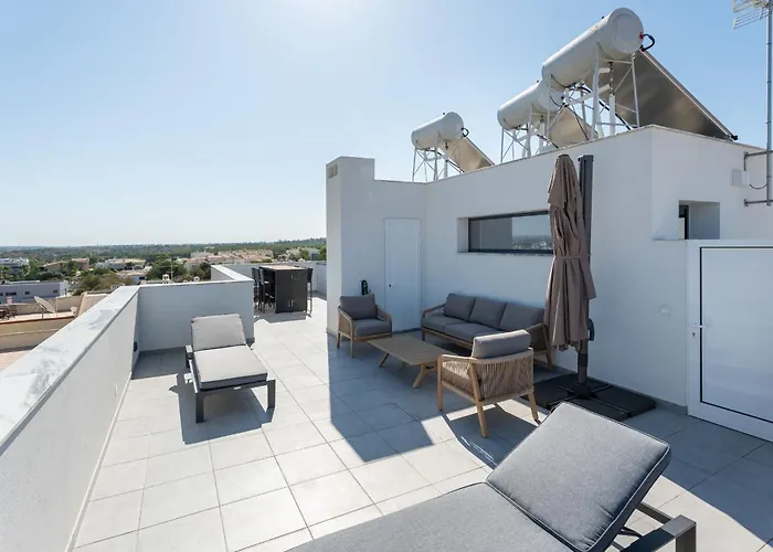 Modern 2 Bdr Flat With Pool By Lovelystay