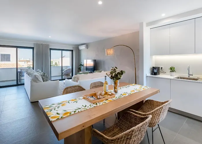 Modern 2 Bdr Flat With Pool By Lovelystay 페하구도