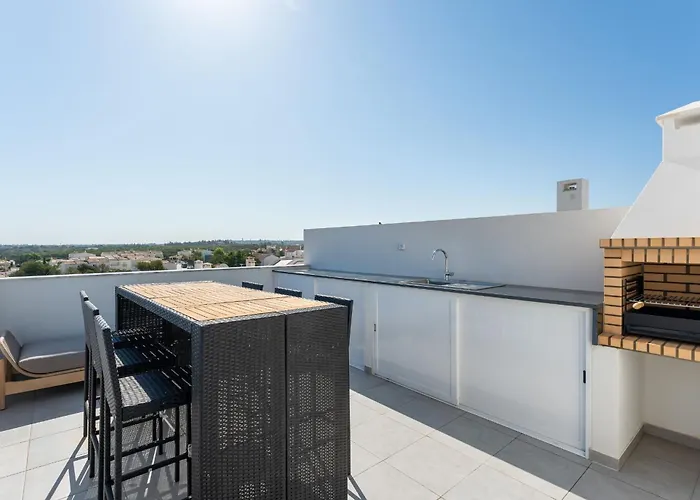 아파트 Modern 2 Bdr Flat With Pool By Lovelystay