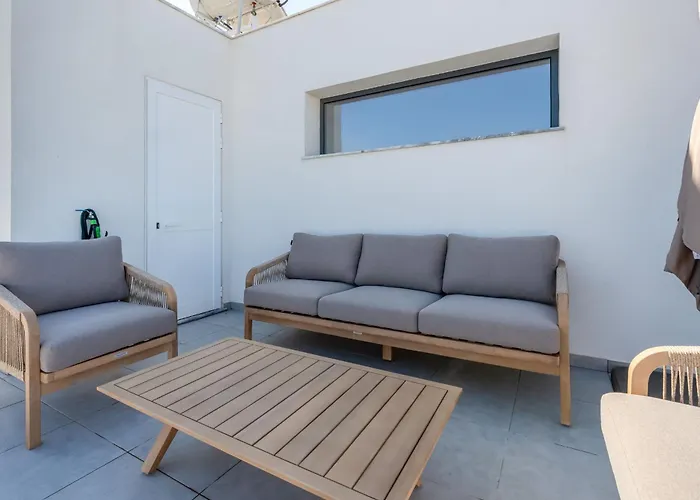 Modern 2 Bdr Flat With Pool By Lovelystay * 페하구도
