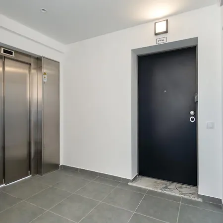 Modern 2 Bdr Flat With Pool By Lovelystay شقة فيريغودو