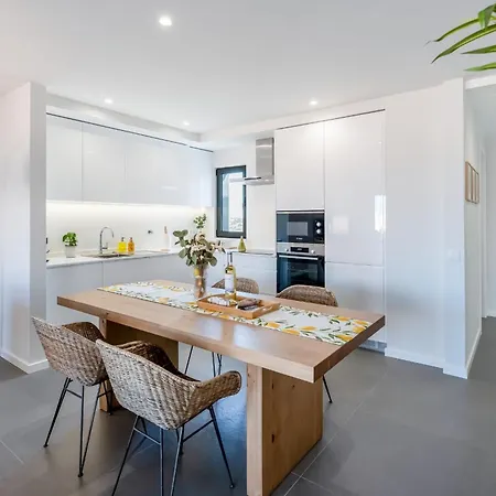 Modern 2 Bdr Flat With Pool By Lovelystay *