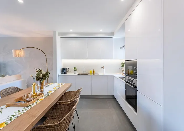 Modern 2 Bdr Flat With Pool By Lovelystay Apartment *