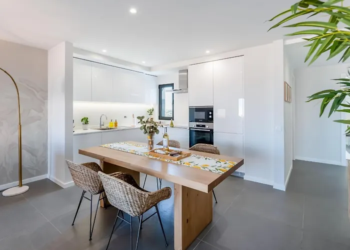 Modern 2 Bdr Flat With Pool By Lovelystay *