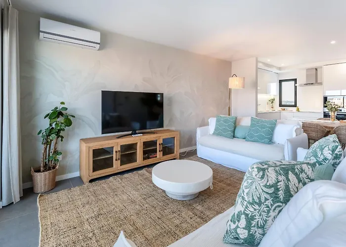 Apartment Modern 2 Bdr Flat With Pool By Lovelystay