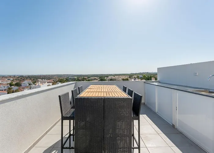 Modern 2 Bdr Flat With Pool By Lovelystay Apartment *